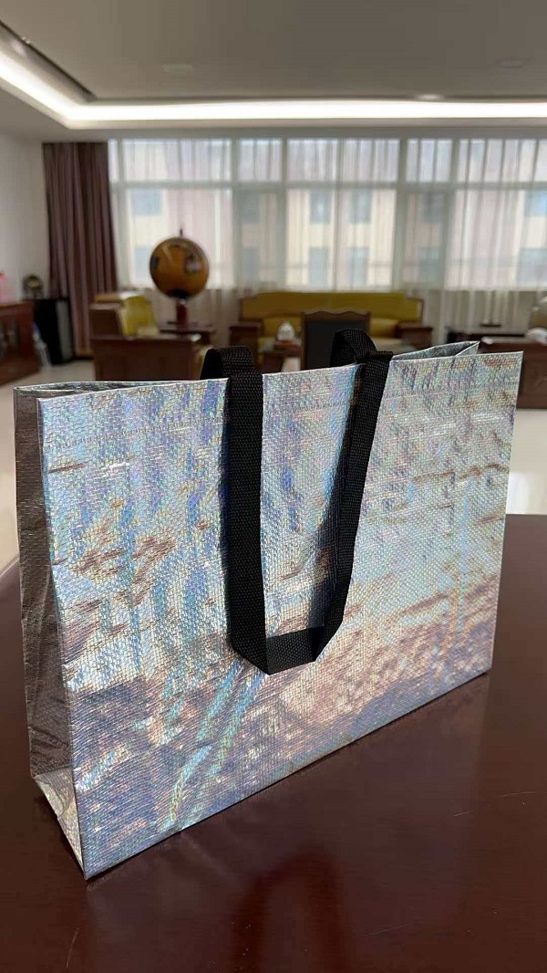 Die neue, mit Laserfolie gewebte Tragetasche von RGS PACKAGING