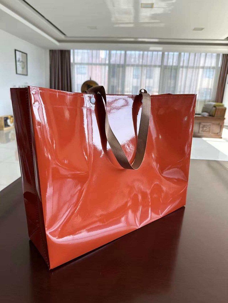 Die neuen glänzenden PP- und PP-laminierten Geschenktragetaschen von RGS PACKAGING sind jetzt erhältlich